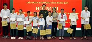 Liên đoàn Lao động tỉnh: Trao học bổng và đèn học cho con công nhân lao động có hoàn cảnh khó khăn, vượt khó vươn lên đạt thành tích xuất sắc trong học tập