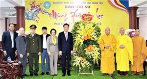 Đồng chí Bí thư Tỉnh ủy Nguyễn Hữu Nghĩa thăm, tặng quà các chức sắc Phật giáo