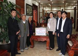 Bí thư Thị ủy Mỹ Hào Trần Thị Thanh Thủy thăm, tặng quà Tết