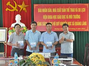 Trao cuốn sách “Kẻ thù vô hình” tặng xã Quảng Lãng