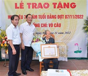 Phó Bí thư Tỉnh ủy, Chủ tịch UBND tỉnh Trần Quốc Văn trao Huy hiệu 75 năm tuổi Đảng tại huyện Yên Mỹ và Văn Giang