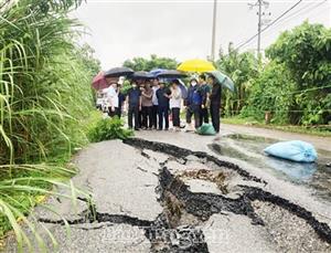 Đồng chí Phó Chủ tịch UBND tỉnh Nguyễn Hùng Nam kiểm tra sự cố giao thông trên tuyến ĐT.382