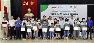 Trao thưởng chương trình “Tiếp sức nhà nông cho con đến trường”