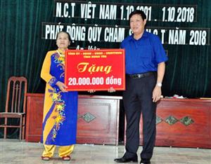 Phó Bí thư Thường trực Tỉnh ủy Đỗ Xuân Tuyên tặng quà người cao tuổi xã An Viên