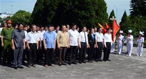 Dâng hương tại Đài tưởng niệm các anh hùng liệt sỹ tỉnh