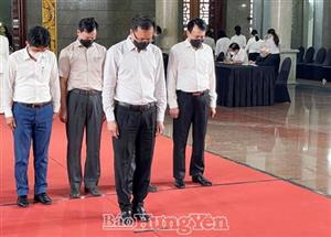 Đồng chí Bí thư Tỉnh uỷ Nguyễn Hữu Nghĩa cùng đoàn đại biểu tỉnh Hưng Yên viếng đồng chí Ngô Thị Huệ