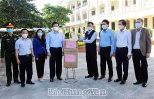 Đồng chí Trần Quốc Toản, Phó Bí thư Thường trực Tỉnh uỷ, Chủ tịch HĐND tỉnh thăm, tặng quà khu cách ly tập trung xã Đình Dù