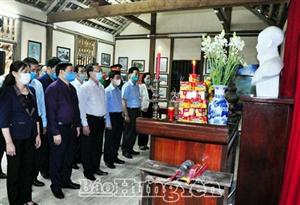 Dâng hương, dâng hoa tưởng nhớ Chủ tịch Hồ Chí Minh, Tổng Bí thư Nguyễn Văn Linh và tưởng niệm các anh hùng liệt sỹ