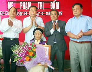 Chủ tịch UBND tỉnh Doãn Thế Cường trao tặng danh hiệu 