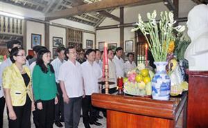 Dâng hương, dâng hoa tưởng niệm Chủ tịch Hồ Chí Minh, Tổng Bí thư Nguyễn Văn Linh và các anh hùng liệt sỹ