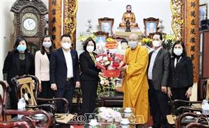 Thăm, tặng quà chức sắc Phật giáo