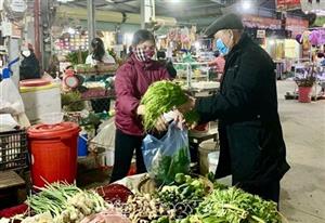 Mưa, rét, rau xanh tăng giá đột biến