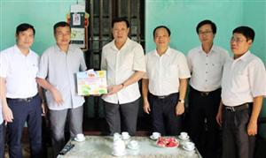 Phó Bí thư Thường trực Tỉnh ủy Đỗ Xuân Tuyên thăm, tặng quà người có công tại huyện Văn Lâm
