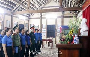Tuổi trẻ Hưng Yên dâng hương tại Nhà lưu niệm Bác Hồ