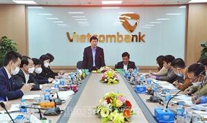 Đồng chí Trần Quốc Toản, Phó Bí thư Thường trực Tỉnh ủy, Chủ tịch HĐND tỉnh dự sinh hoạt tại Chi bộ 3, Đảng bộ Ngân hàng Thương mại cổ phần Ngoại Thương - Chi nhánh Hưng Yên