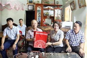 Tặng quà thương binh, gia đình có công với cách mạng ở thành phố Hưng Yên