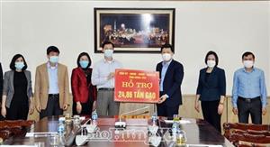 Đồng chí Trần Quốc Toản, Phó Bí thư Thường trực Tỉnh ủy, Chủ tịch HĐND tỉnh trao gạo hỗ trợ người thuộc hộ nghèo, hộ cận nghèo và công nhân có hoàn cảnh khó khăn tại huyện Yên Mỹ