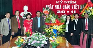Các đồng chí lãnh đạo tỉnh chúc mừng Ngày nhà giáo Việt Nam (20.11)