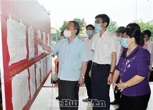 Các đồng chí lãnh đạo tỉnh Hưng Yên kiểm tra công tác bầu cử