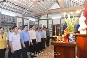 Dâng hương tưởng nhớ Chủ tịch Hồ Chí Minh