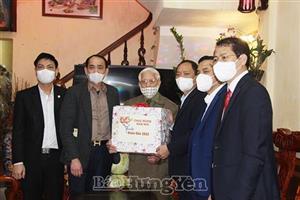 Đồng chí Phó Bí thư Tỉnh ủy, Chủ tịch UBND tỉnh Trần Quốc Văn thăm, tặng quà Tết tại thành phố Hưng Yên