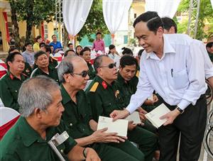 Dành hơn 355,4 tỷ đồng tặng quà cho người có công