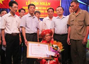 Phó Bí thư Tỉnh ủy Đỗ Tiến Sỹ trao tặng danh hiệu 