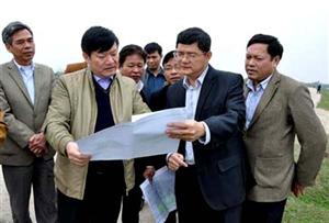 Chủ tịch UBND tỉnh Nguyễn Văn Phóng kiểm tra tiến độ giải phóng mặt bằng xây dựng cầu Hưng Hà