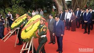 Thủ tướng Phạm Minh Chính dâng hương, dâng hoa tưởng niệm đồng chí Huỳnh Tấn Phát