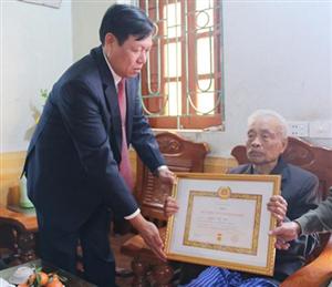 Phó Bí thư Thường trực Tỉnh ủy Đỗ Xuân Tuyên trao tặng Huy hiệu Đảng tại các huyện Phù Cừ và Tiên Lữ