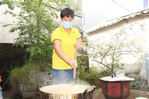 “Nồi cháo yêu thương” của nhóm thiện nguyện thôn Đoàn Đào