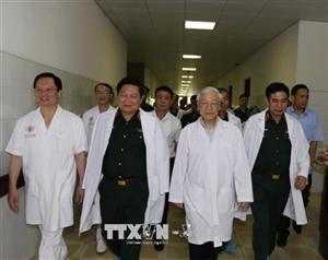 Tổng Bí thư Nguyễn Phú Trọng thăm, chúc mừng đồng chí Đỗ Mười và đồng chí Lê Đức Anh được tặng Huy hiệu 80 năm tuổi Đảng