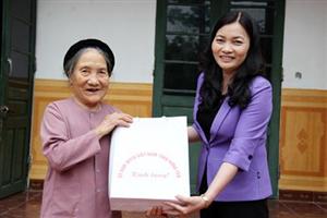 Chủ tịch Ủy ban MTTQ Việt Nam tỉnh thăm, tặng quà Bà mẹ Việt Nam anh hùng