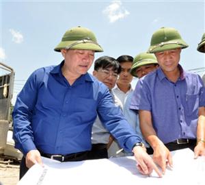 Chủ tịch UBND tỉnh Nguyễn Văn Phóng kiểm tra tiến độ thi công dự án giao thông