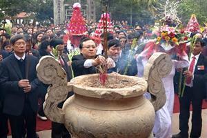 Dâng hương tưởng niệm 741 năm ngày tướng quân Phạm Ngũ Lão ra quân đánh giặc giữ nước và khai hội đền Phù Ủng năm 2016