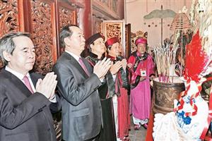 Dâng hương tưởng niệm các Vua Hùng