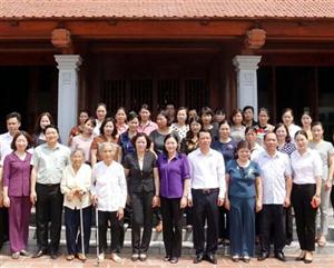 Dâng hương tại Nhà lưu niệm lực lượng Nữ du kích Hoàng Ngân Hưng Yên và Liệt sỹ, Anh hùng LLVT nhân dân Vũ Thị Kính