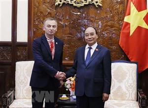 Chủ tịch nước tiếp Đại sứ Ukraine và Đại sứ Canada trình Quốc thư