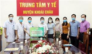 Đồng chí Phó Bí thư Thường trực Tỉnh ủy Nguyễn Duy Hưng thăm, tặng quà Trung tâm y tế các huyện Khoái Châu, Văn Giang