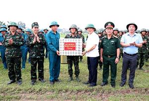 Chủ tịch UBND tỉnh Trần Quốc Văn kiểm tra công tác chuẩn bị diễn tập khu vực phòng thủ tỉnh