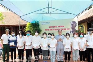 Trao học bổng Tô Hiệu cho học sinh nghèo vượt khó