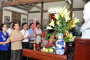 Lãnh đạo tỉnh Hưng Yên dâng hương, dâng hoa tại Nhà lưu niệm Bác Hồ, Tượng đài Tổng Bí thư Nguyễn Văn Linh