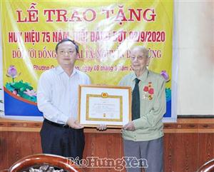 Đồng chí Bí thư Tỉnh ủy Đỗ Tiến Sỹ trao tặng Huy hiệu Đảng tại thành phố Hưng Yên