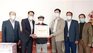Nhiều hoạt động thăm, tặng quà gia đình chính sách, đảng viên cao tuổi Đảng, người nghèo nhân dịp Tết Nguyên đán Nhâm Dần 2022