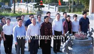 Phó Chủ tịch thường trực Quốc hội Tòng Thị Phóng dâng hương tưởng niệm Tổng Bí thư Nguyễn Văn Linh