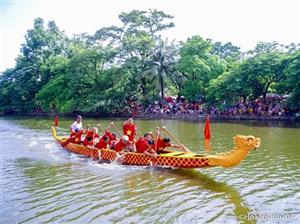 Hưng Yên: Đua thuyền trên hồ Bán Nguyệt mừng ngày Quốc khánh