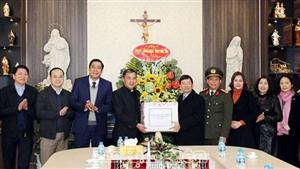 Đồng chí Phó Bí thư Thường trực Tỉnh ủy Nguyễn Duy Hưng thăm, tặng quà và chúc mừng các chức sắc, đồng bào Công giáo
