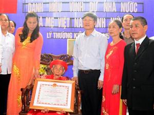 Phó Bí thư Thường trực Tỉnh ủy Nguyễn Khắc Hào trao tặng danh hiệu Bà mẹ Việt Nam anh hùng tại huyện Yên Mỹ