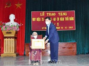 Đồng chí Phó Bí thư Thường trực Tỉnh ủy, Chủ tịch HĐND tỉnh Trần Quốc Toản trao Huy hiệu 75 năm tuổi Đảng tại huyện Yên Mỹ