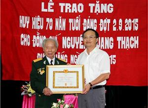Phó Bí thư Thường trực Tỉnh ủy Đỗ Tiến Sỹ trao tặng Huy hiệu 70 năm tuổi Đảng tại huyện Tiên Lữ